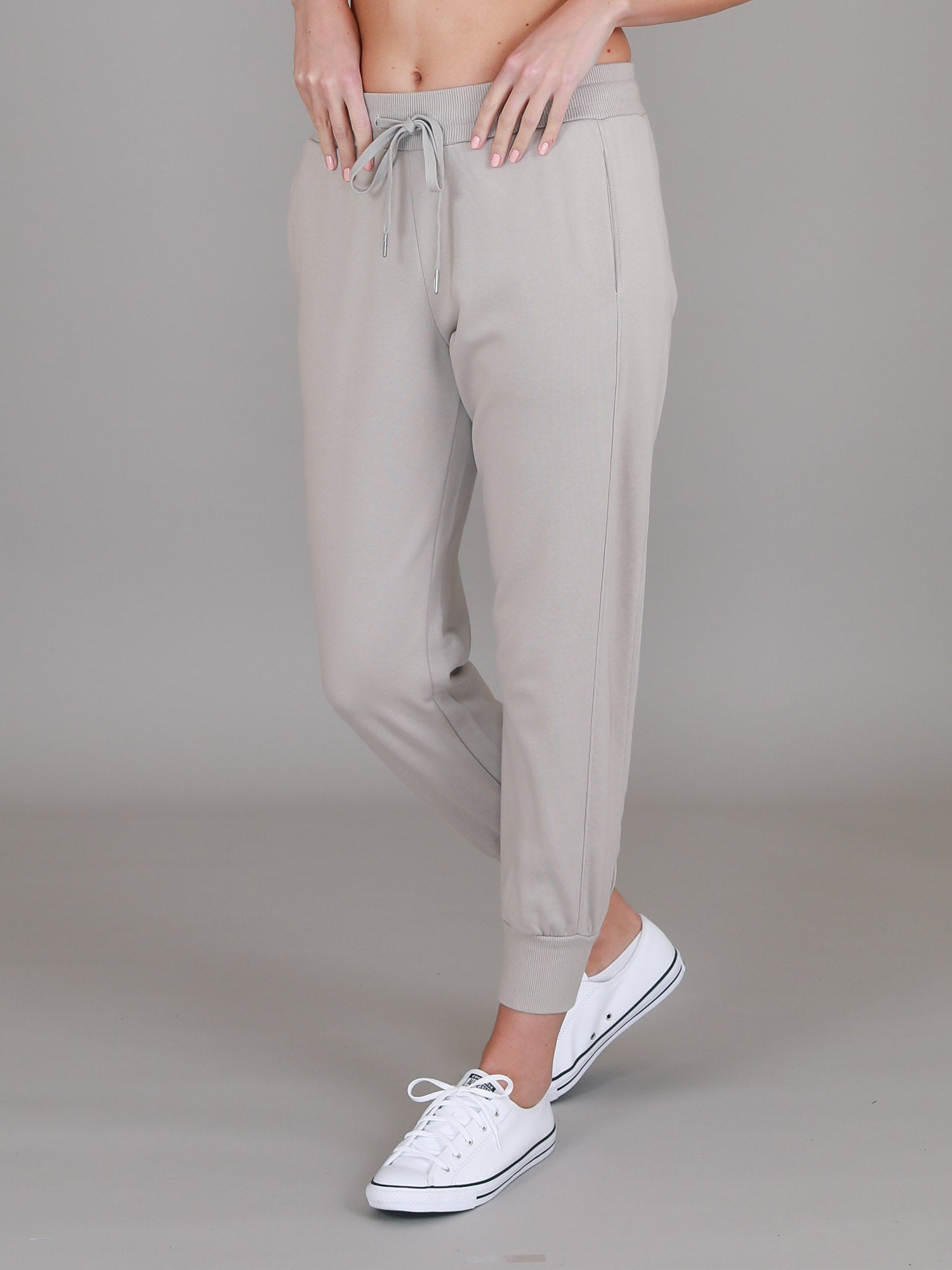 beige sweatpants outfit #color_angora