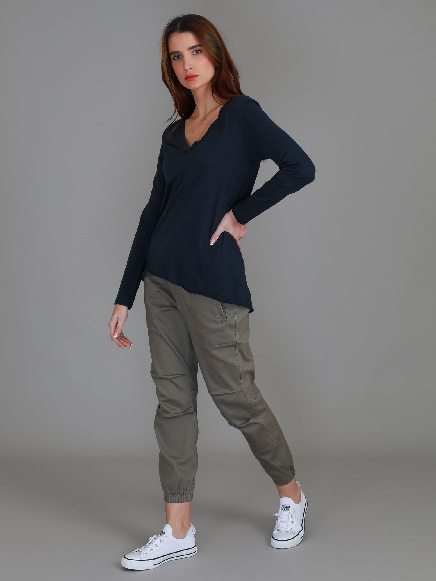 long sleeve v neck top #color_ink