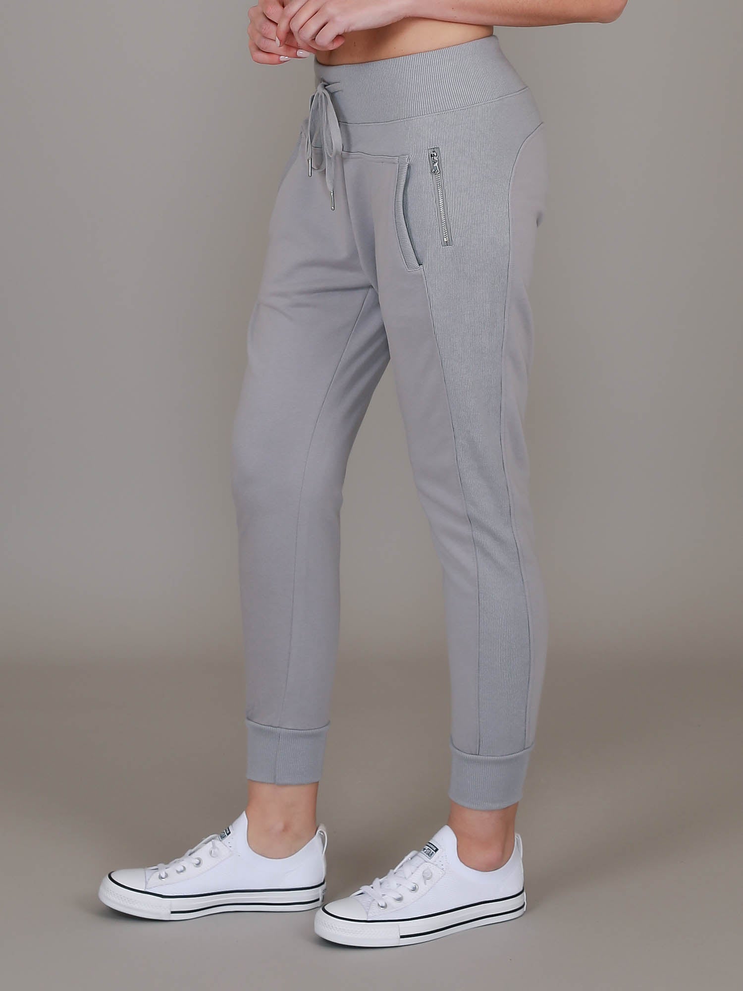 light grey sweatpants #color_cool grey