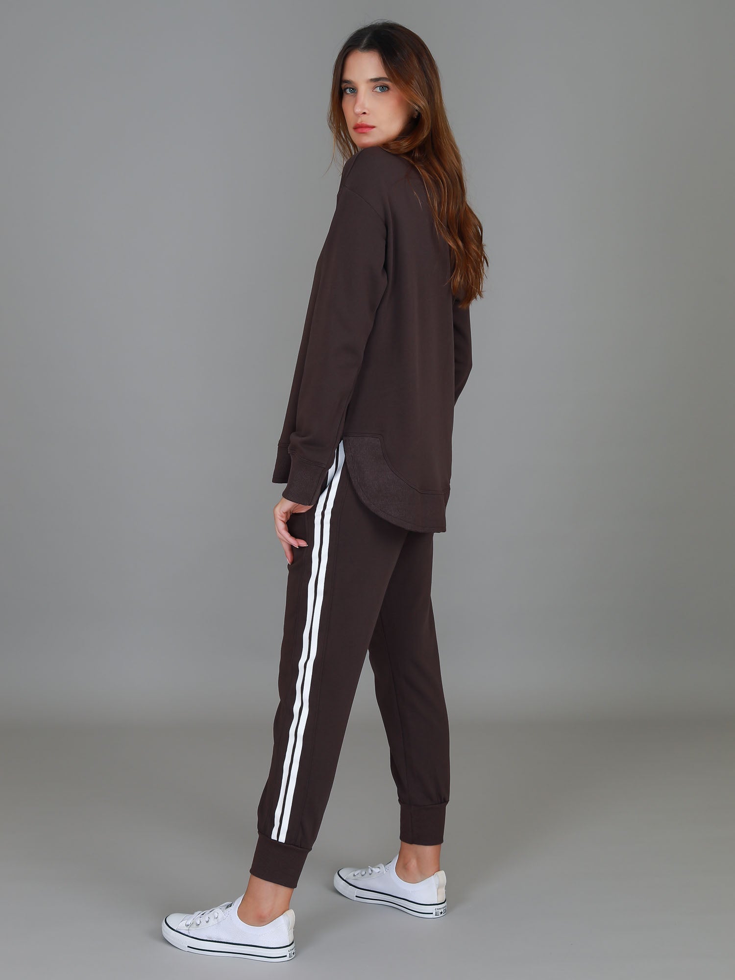 crewneck sweatshirt womens #color_truffle