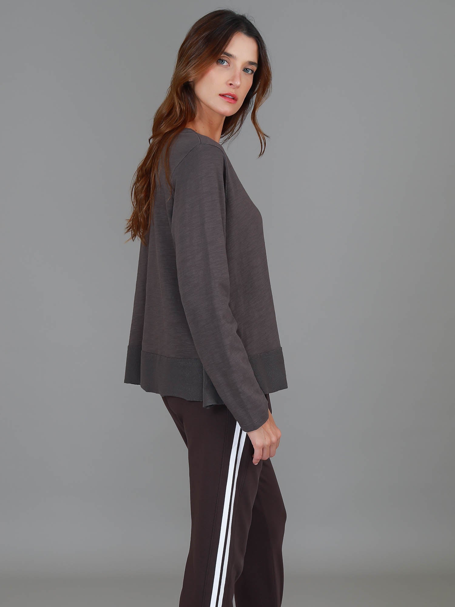 women's long sleeve t shirts cotton #color_truffle
