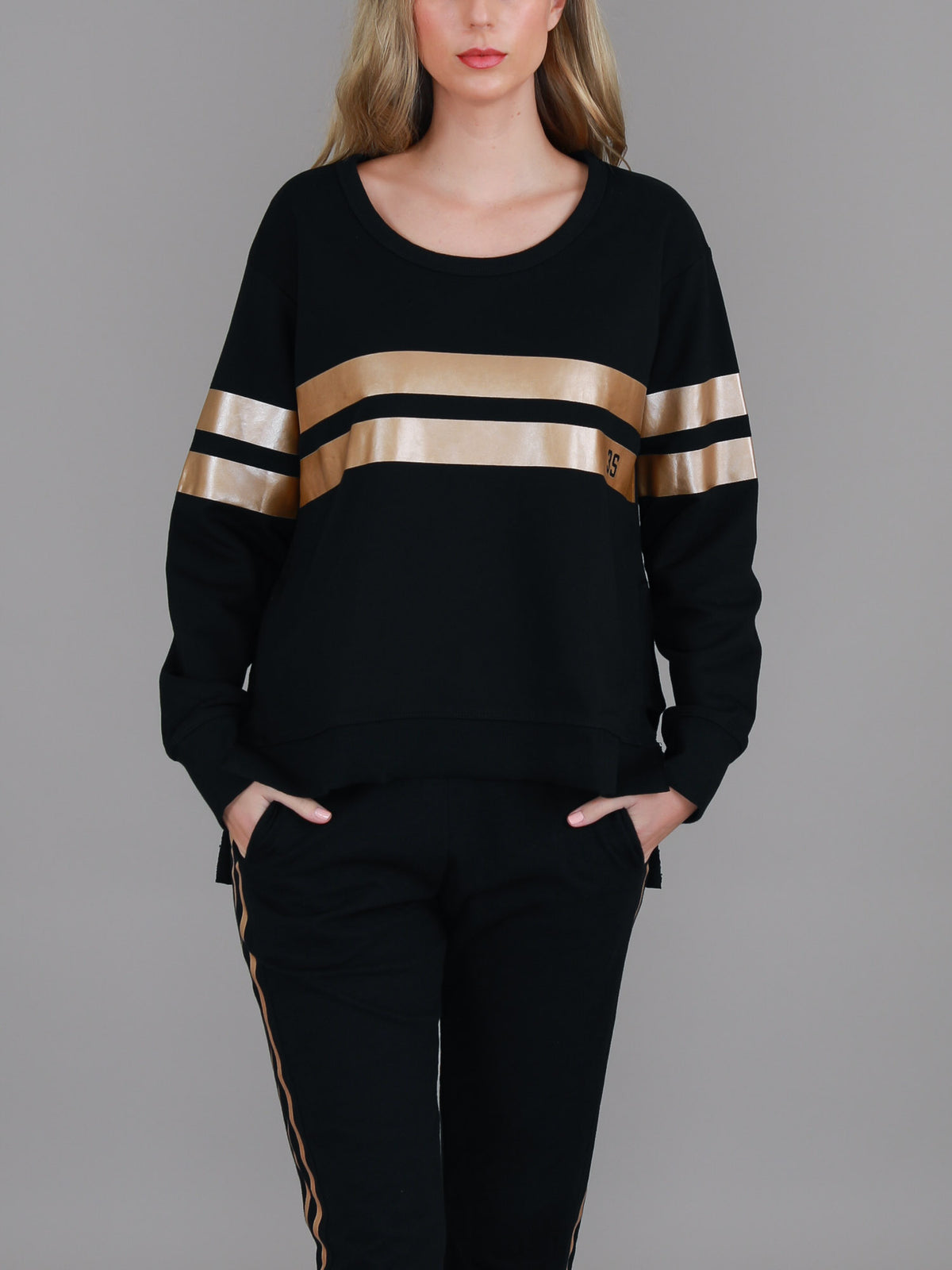 black oversized crewneck sweatshirt