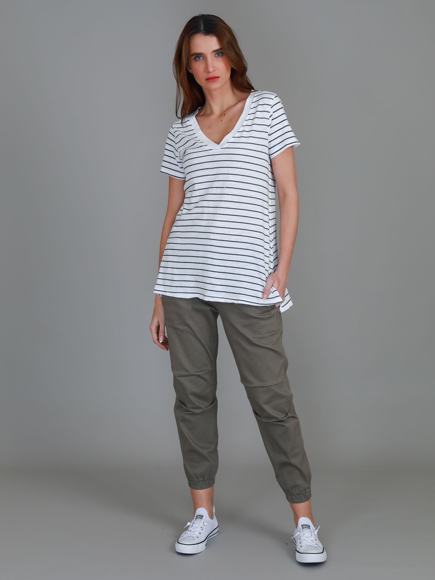 white v neck top #color_navy stripe