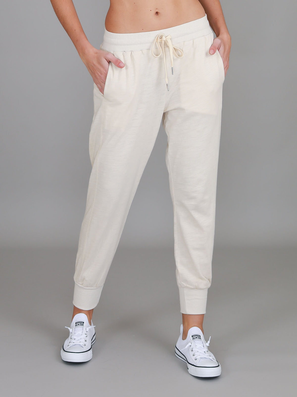beige joggers outfit