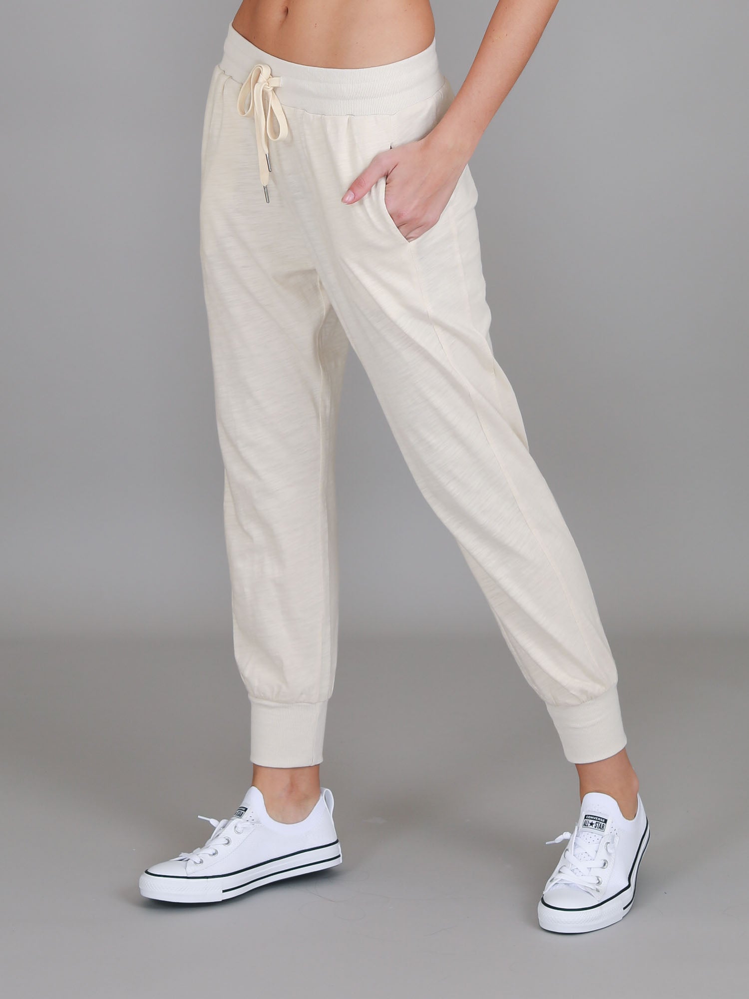 womens beige joggers outfit #color_tofu