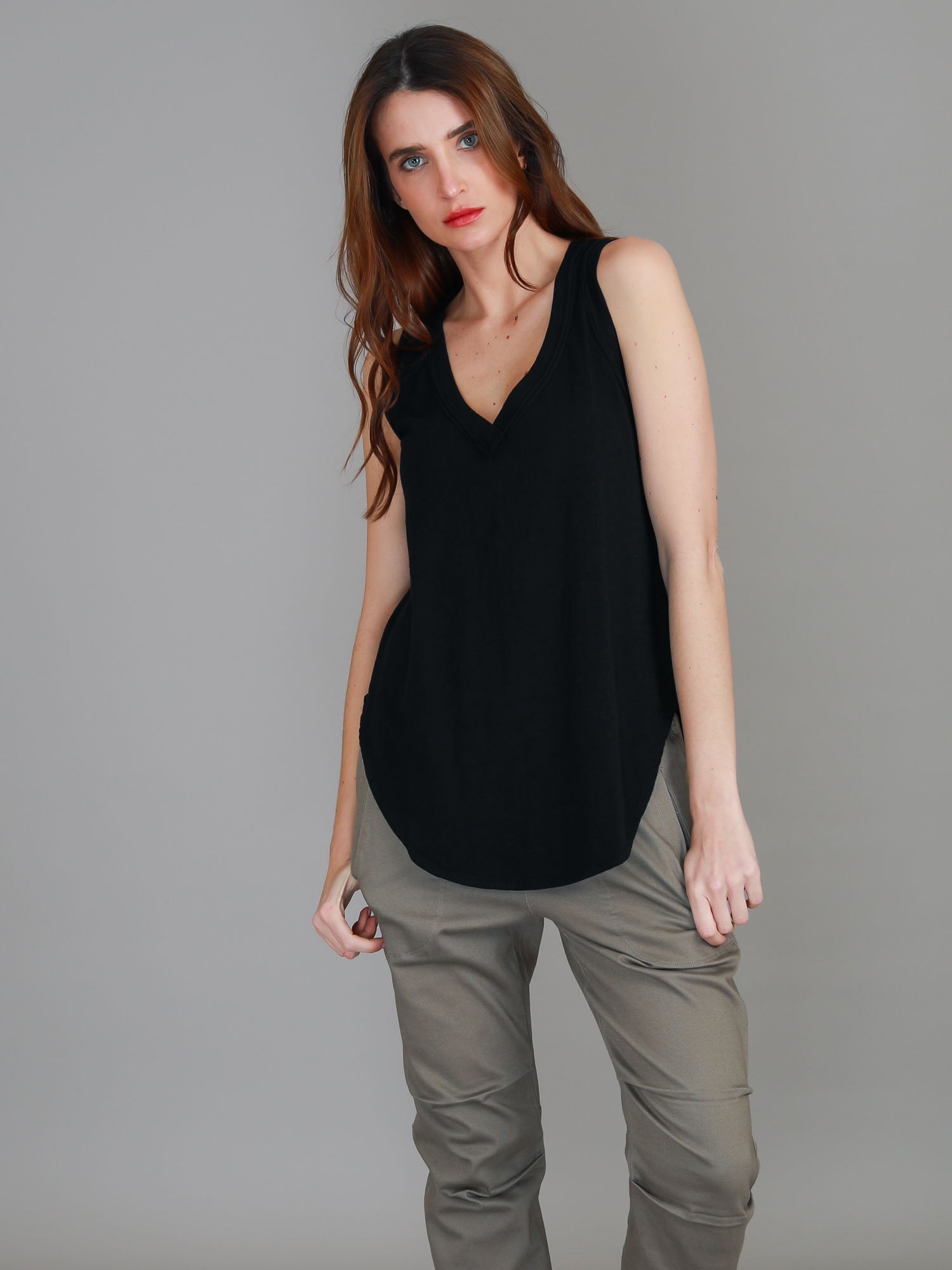 black sleeveless top #color_black