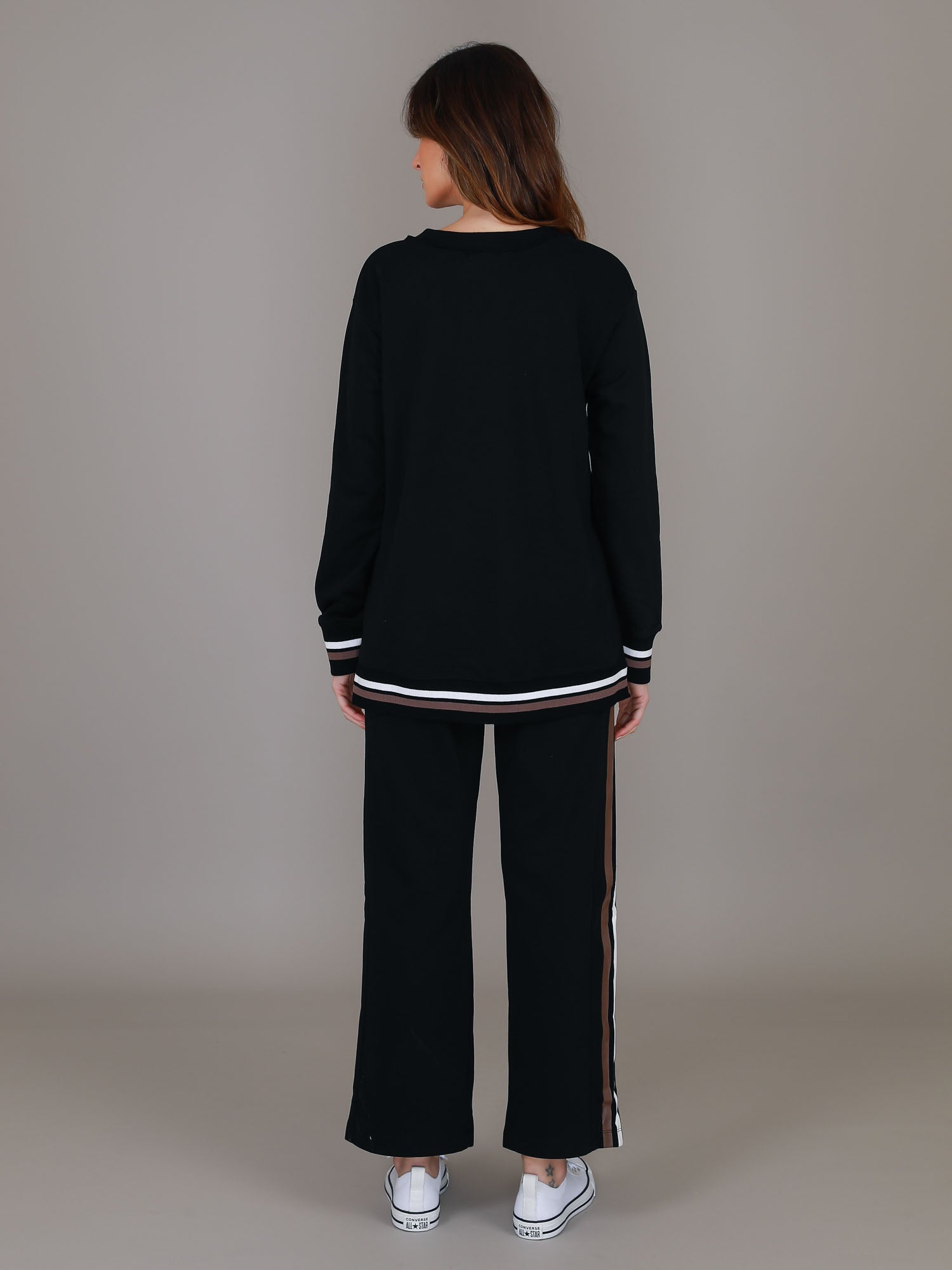 oversized v neck sweatshirt #color_black