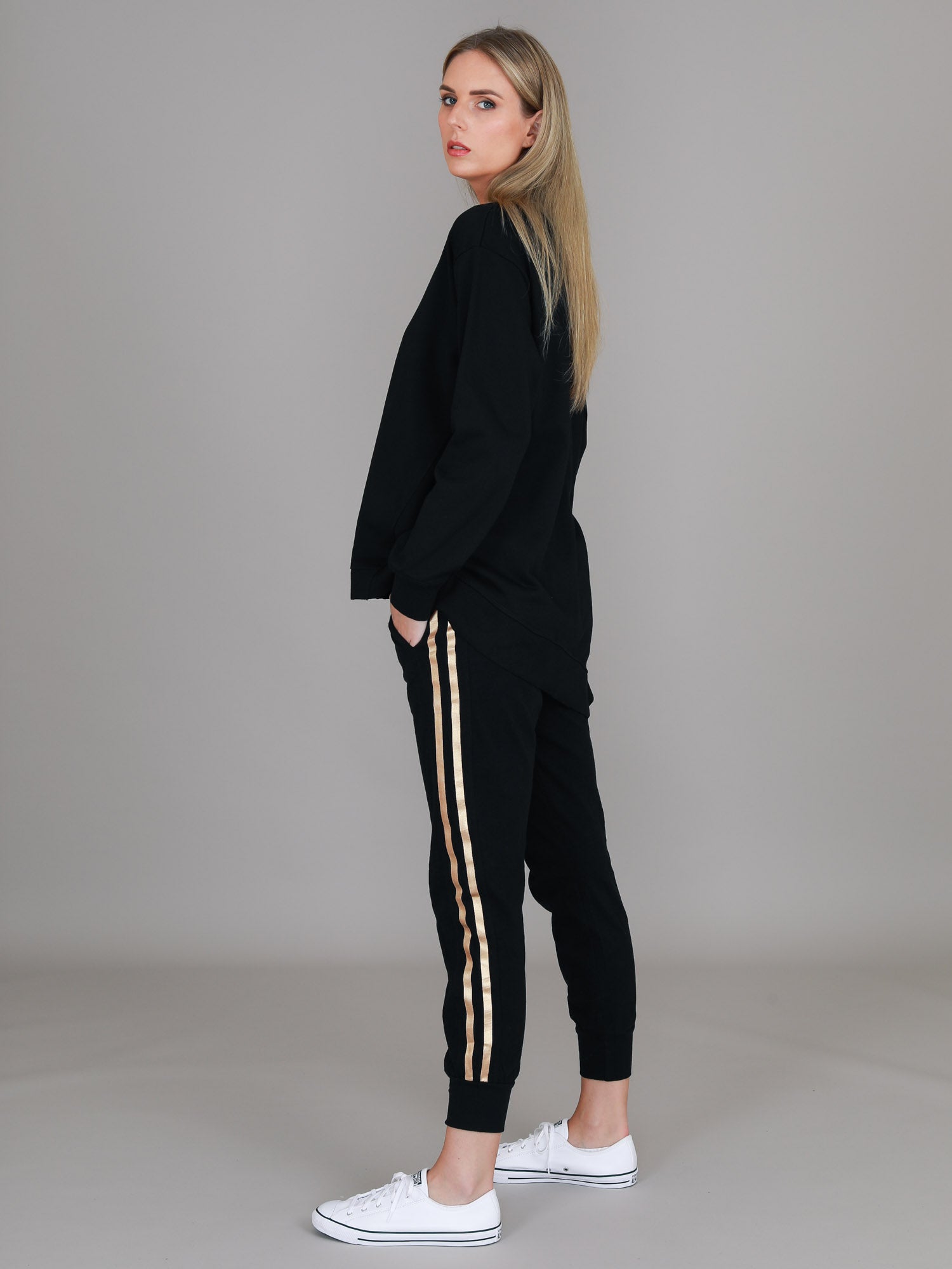 sweatshirt with long neck  #color_black