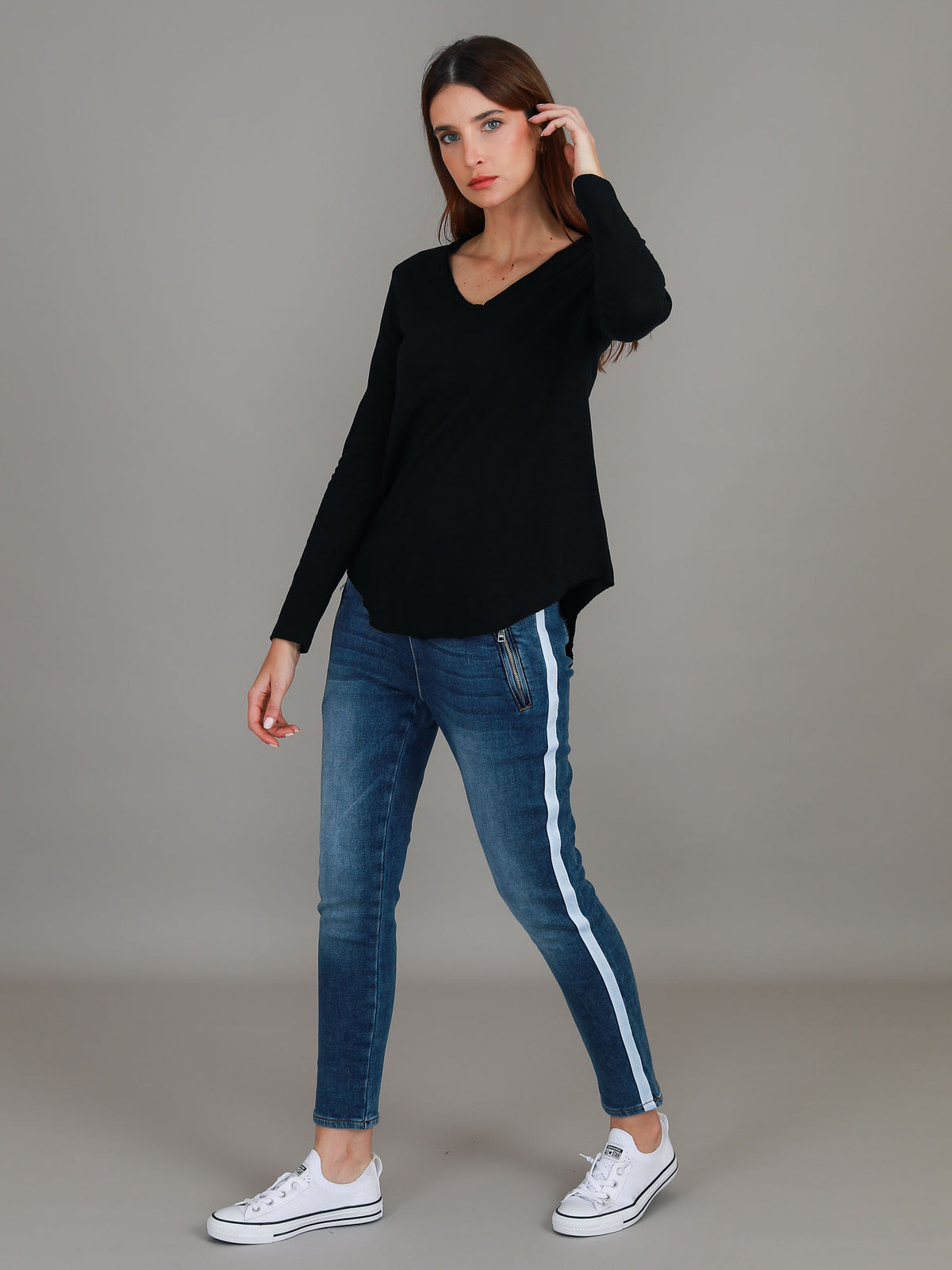 black v neck curved hem tee