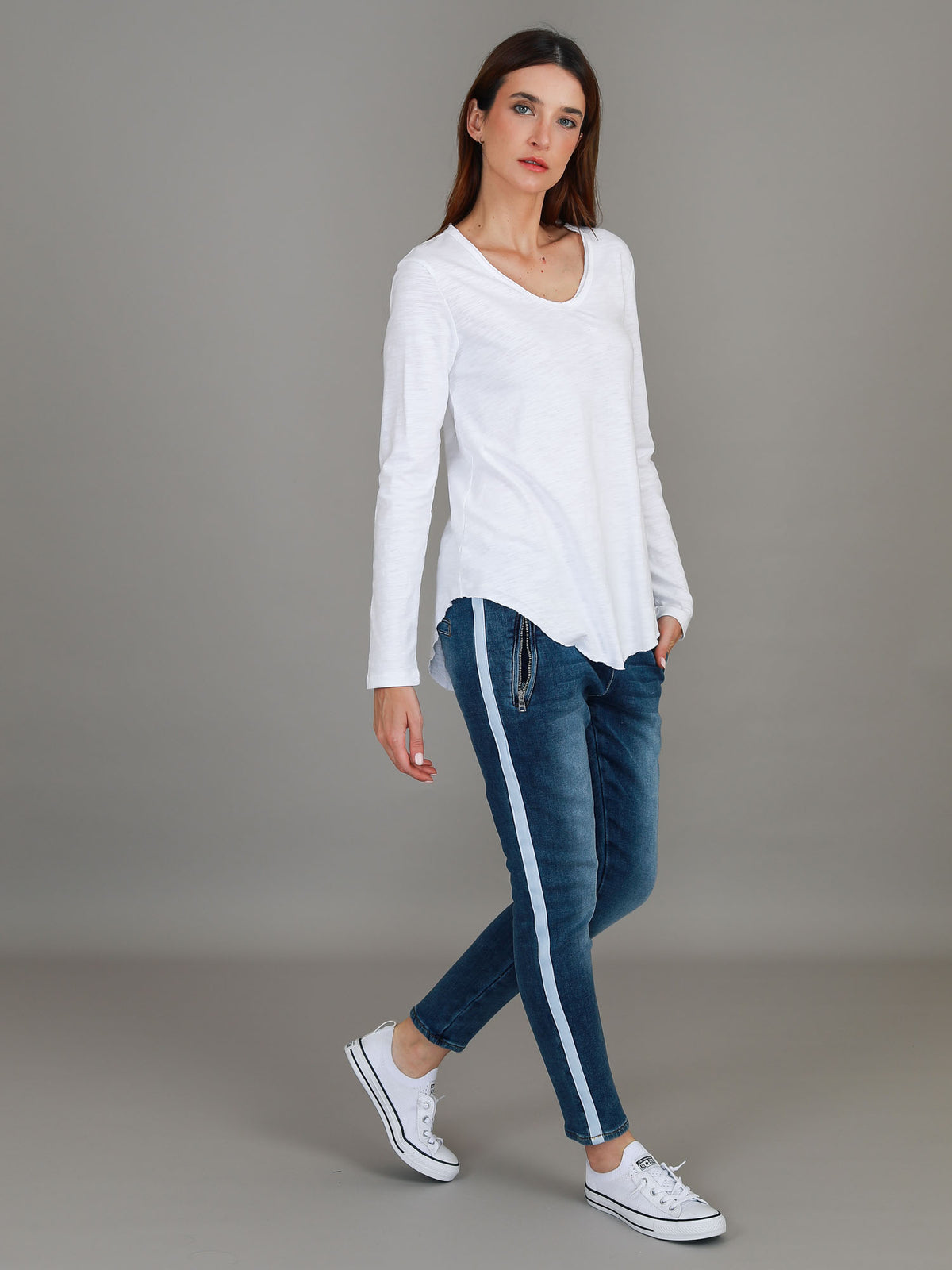 white v neck curved hem tee
