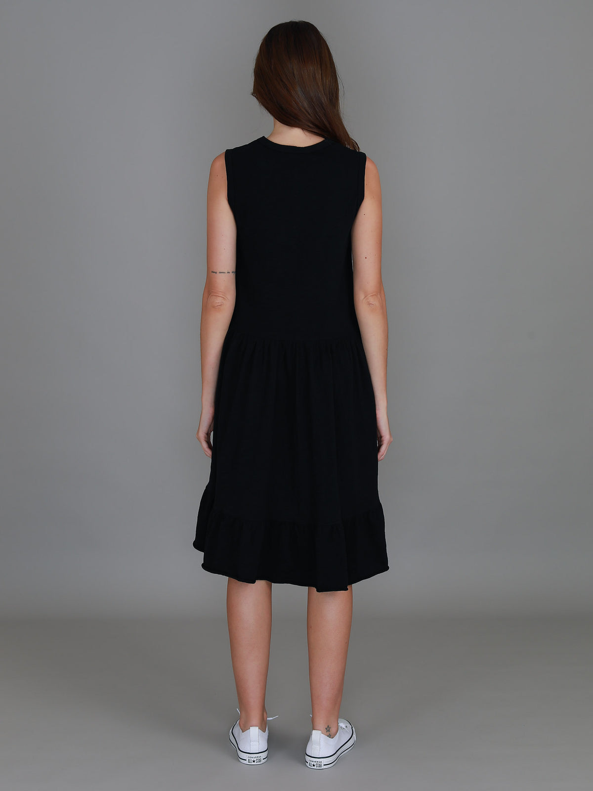 black flowy sleeveless dress