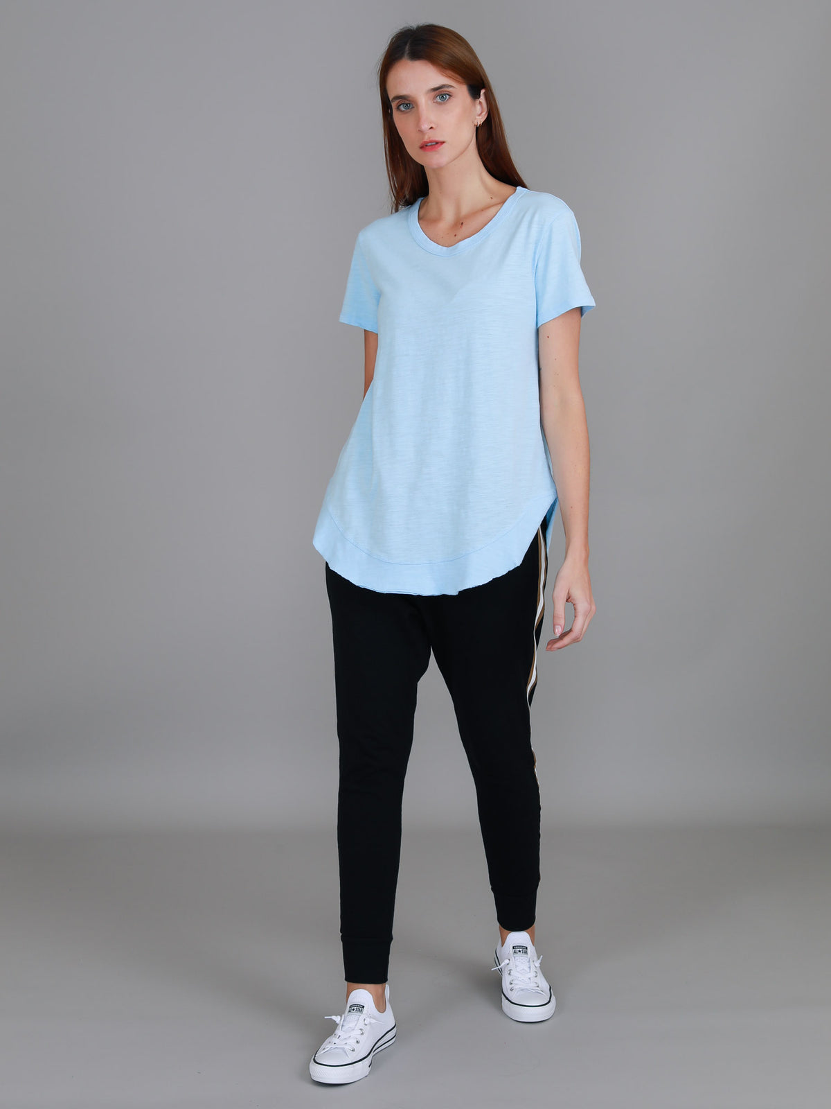 clear sky curved hem tee