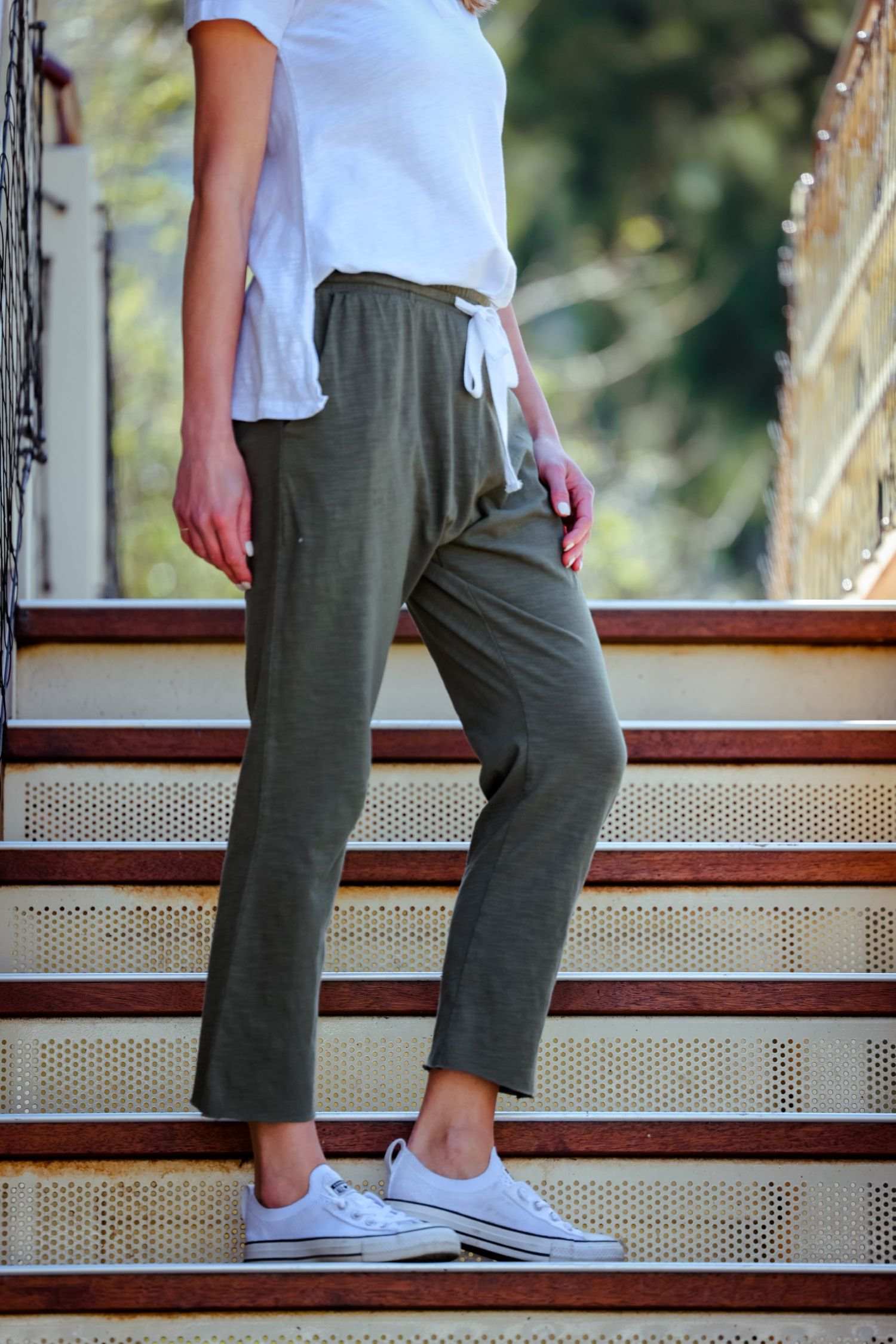 lightweight joggers women's #color_woody